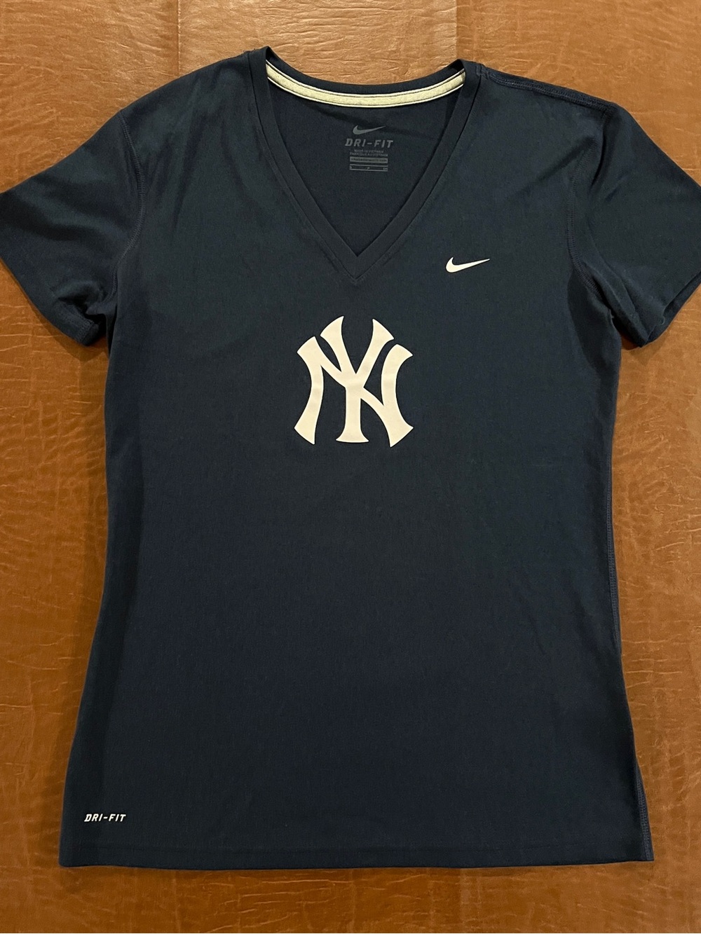 Nike DRI-Fit Women’s New York Yankees V-Neck Shirt Top - Medium